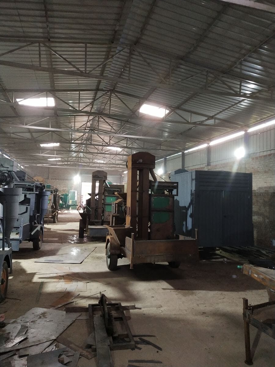 तैयार राइस मिल — गोदाम में कतार